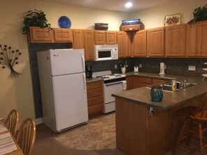 Réfrigérateur, four à micro-ondes, un four, surface de cuisson