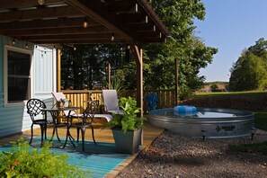 Outdoor dining - Couples Hideaway, Romantic, Country, Shipshewana close, Nature, Trails, Wildlife (Vandalia)