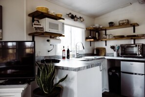 Køleskab, mikrobølgeovn, ovn, kogeplade