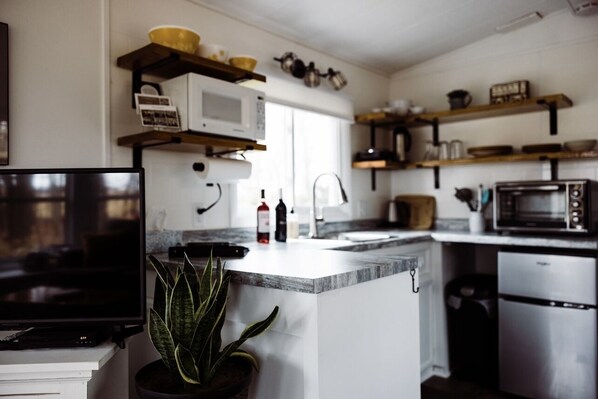 Fridge, microwave, oven, stovetop - Couples Hideaway, Romantic, Country, Shipshewana close, Nature, Trails, Wildlife (Vandalia)