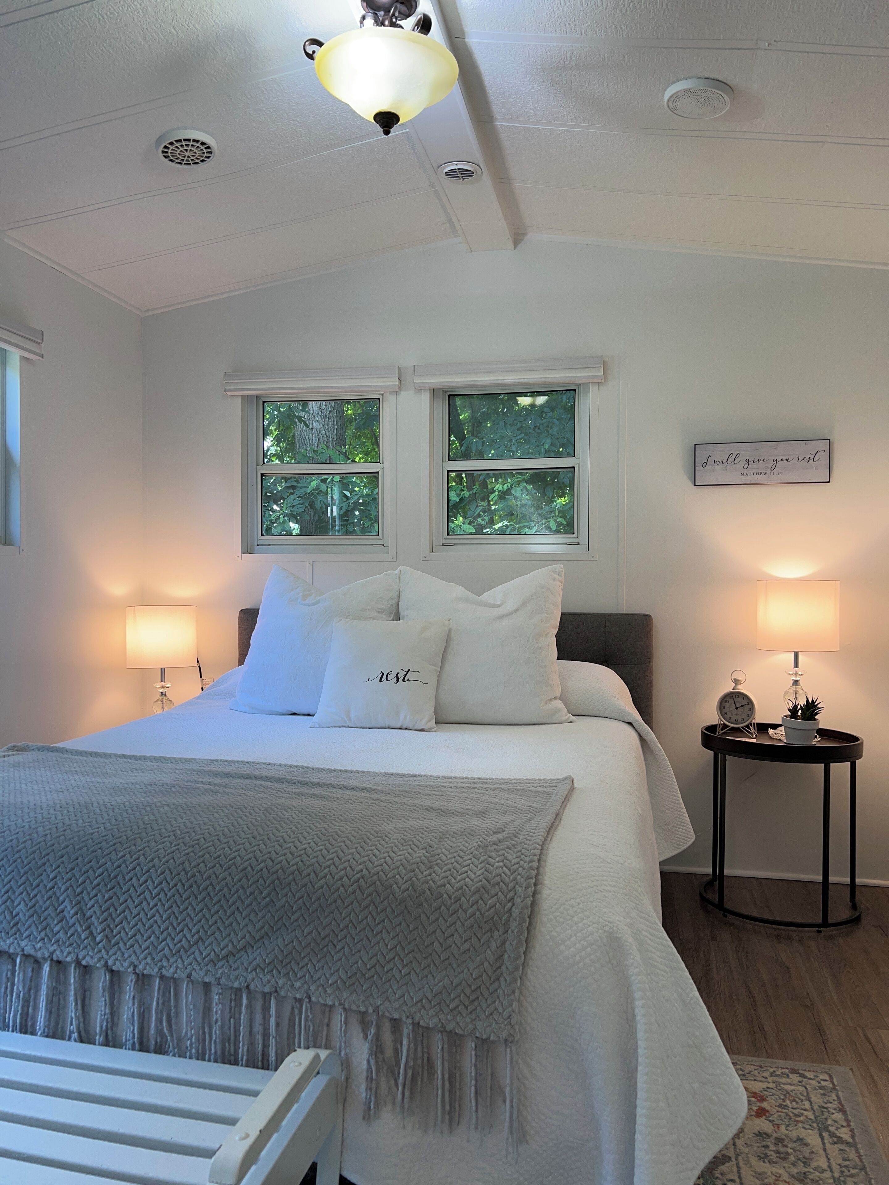 1 habitación, escritorio, tabla de planchar con plancha y cuna de viaje 