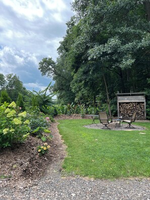 Property grounds - Couples Romantic Country Bungalow, Private, Stock Tank Pool, Birds, Wildlife (Vandalia)