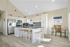 Kjøleskap, mikrobølgeovn, ovn og kokeplater