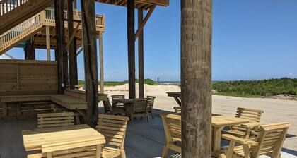 BEACHFRONT! Pets OK-Huge Deck! Great area under the house! Steps to beach