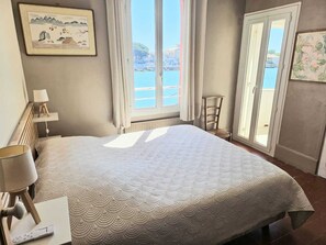 4 habitaciones, tabla de planchar con plancha y cuna de viaje
