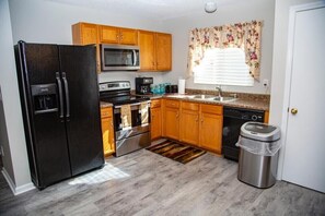 Microwave, oven, stovetop, cookware/dishes/utensils - Gabie Fabulous Home Vacation Getaway! Free WIFI 4 bedrooms and 2.5 bathrooms! (Charlotte)