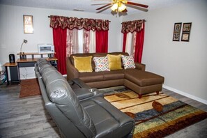 Smart TV - Gabie Fabulous Home Vacation Getaway! Free WIFI 4 bedrooms and 2.5 bathrooms! (Charlotte)