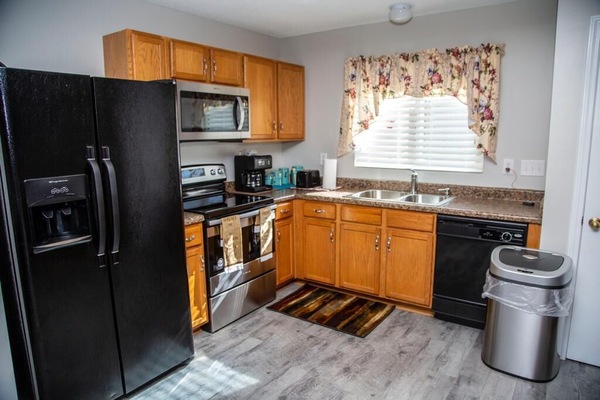 Een microgolfoven, een oven, een kookplaat, kookgerei, borden en bestek