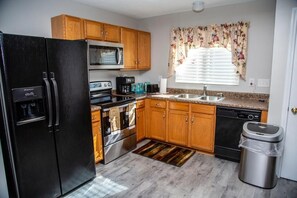 Micro-ondas, fogão, cooktop, talheres/pratos/utensílios de cozinha