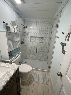 Combined shower/tub, hair dryer, towels, soap