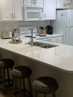 冷蔵庫、電子レンジ、オーブン、コンロ