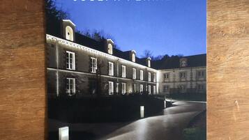 Un folleto de Joseph Perrier Champagne con una foto de un edificio de noche.