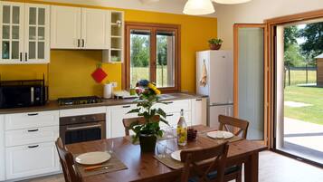 Coffee/tea maker, fridge, microwave, oven