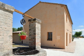 Property grounds - CASA MONTEFIORE 13 farmhouse in the Marche countryside (Marche)