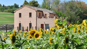 Un bâtiment à deux étages, doté d’un toit recouvert de tuiles et de nombreuses fenêtres.