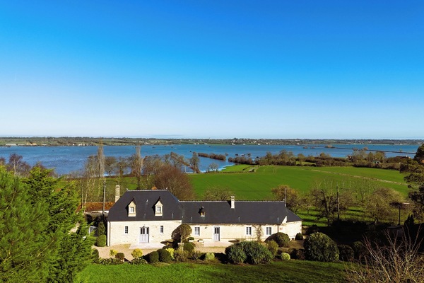 Le domaine des roseraies, Maupassant à droite, avec les marais blanc
