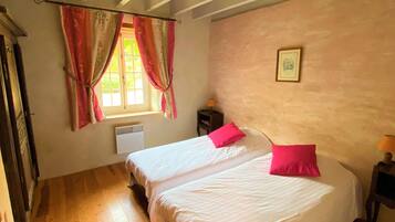 2 slaapkamers, een strijkplank/strijkijzer, reisbedje, gratis wifi