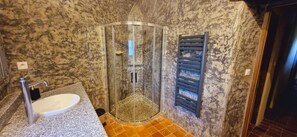 Dusche, Haartrockner, Seife, Toilettenpapier