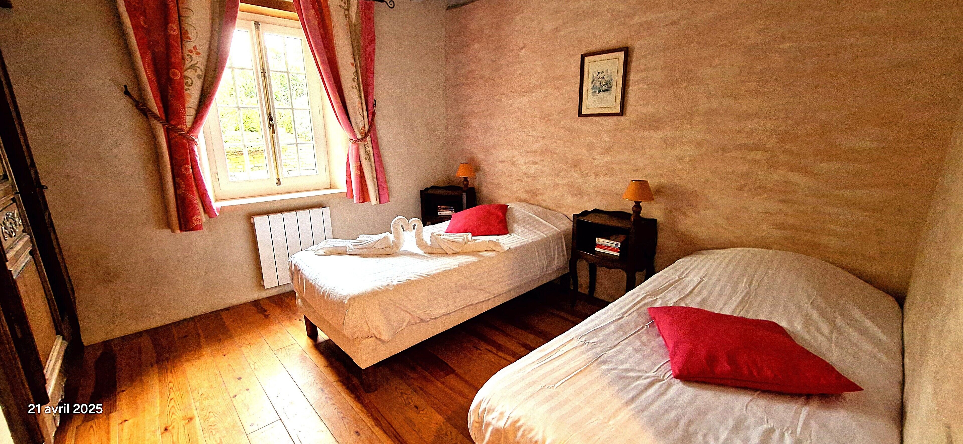 3 quartos, ferros/tábuas de passar roupa, berço de viagem