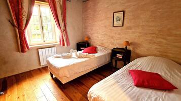 3 quartos, ferros/tábuas de passar roupa, berço de viagem