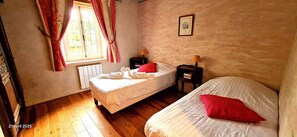 2 bedrooms, iron/ironing board, travel cot, free WiFi