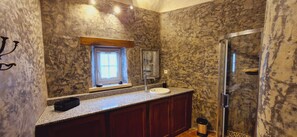 Dusche, Haartrockner, Seife, Toilettenpapier