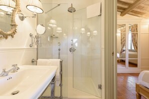 Baignoire, sĂšche-cheveux, bidet, serviettes fournies