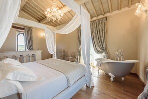 8 bedrooms, WiFi, bed sheets