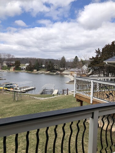 3 Bedroom Lake House on Lake Delhi with 2.5 Bathrooms