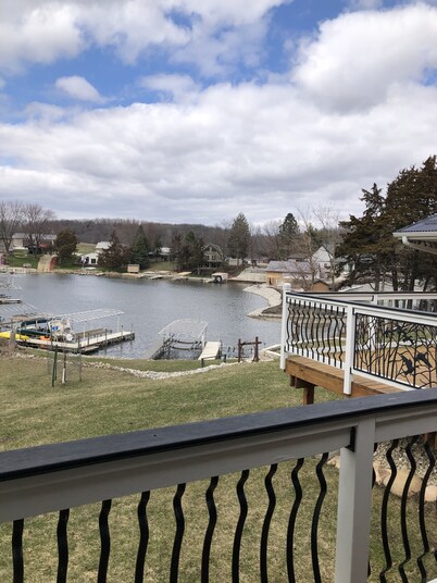 3 Bedroom Lake House on Lake Delhi with 2.5 Bathrooms