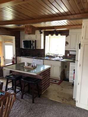 Jääkaappi, mikroaaltouuni, uuni, liesi