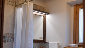 A bathroom with a shower, a sink, a mirror, and a window. - Montefiore House 13 - Iris Farmhouse in the Marche countryside (Marche)