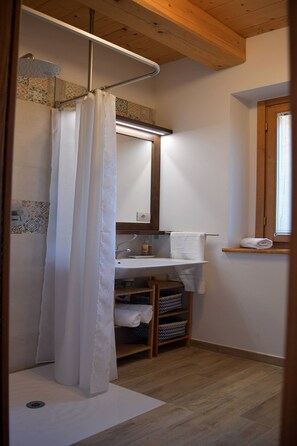 Doccia, asciugacapelli, asciugamani, carta igienica