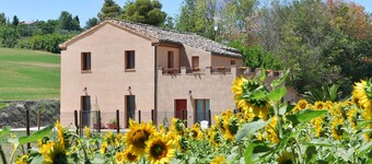 Montefiore House 13 - Iris Farmhouse in the Marche countryside