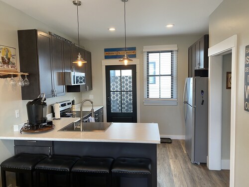 Newer Build-Just a Block to Main St.-Mountain Views