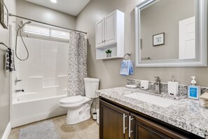 Ensemble douche/baignoire, sĂšche-cheveux, serviettes fournies, savon
