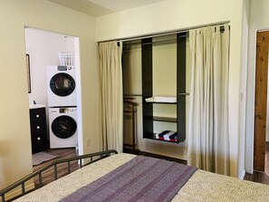 1 bedroom, desk, iron/ironing board, travel crib - The Cottage @ Ray Road Farm (Gilbert)