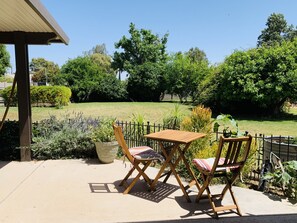 Outdoor dining - The Cottage @ Ray Road Farm (Gilbert)