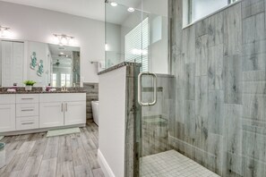Combined shower/bathtub, hair dryer, towels, soap - Gorgeous 4 bed 3 bath home with Indoor/Outdoor Living, Private Pool & Hot Tub (Cape Coral)
