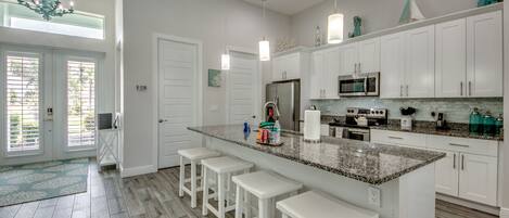 Refrigerador, microondas, horno, placa de cocina