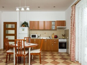 Kühlschrank, Mikrowelle, Ofen, Geschirrspüler