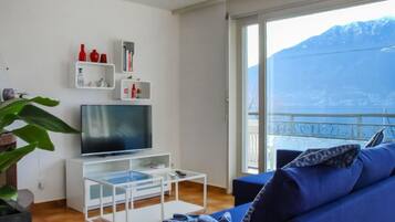 Een flatscreentelevisie en een open haard