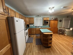 Jääkaappi, mikroaaltouuni, uuni, liesi