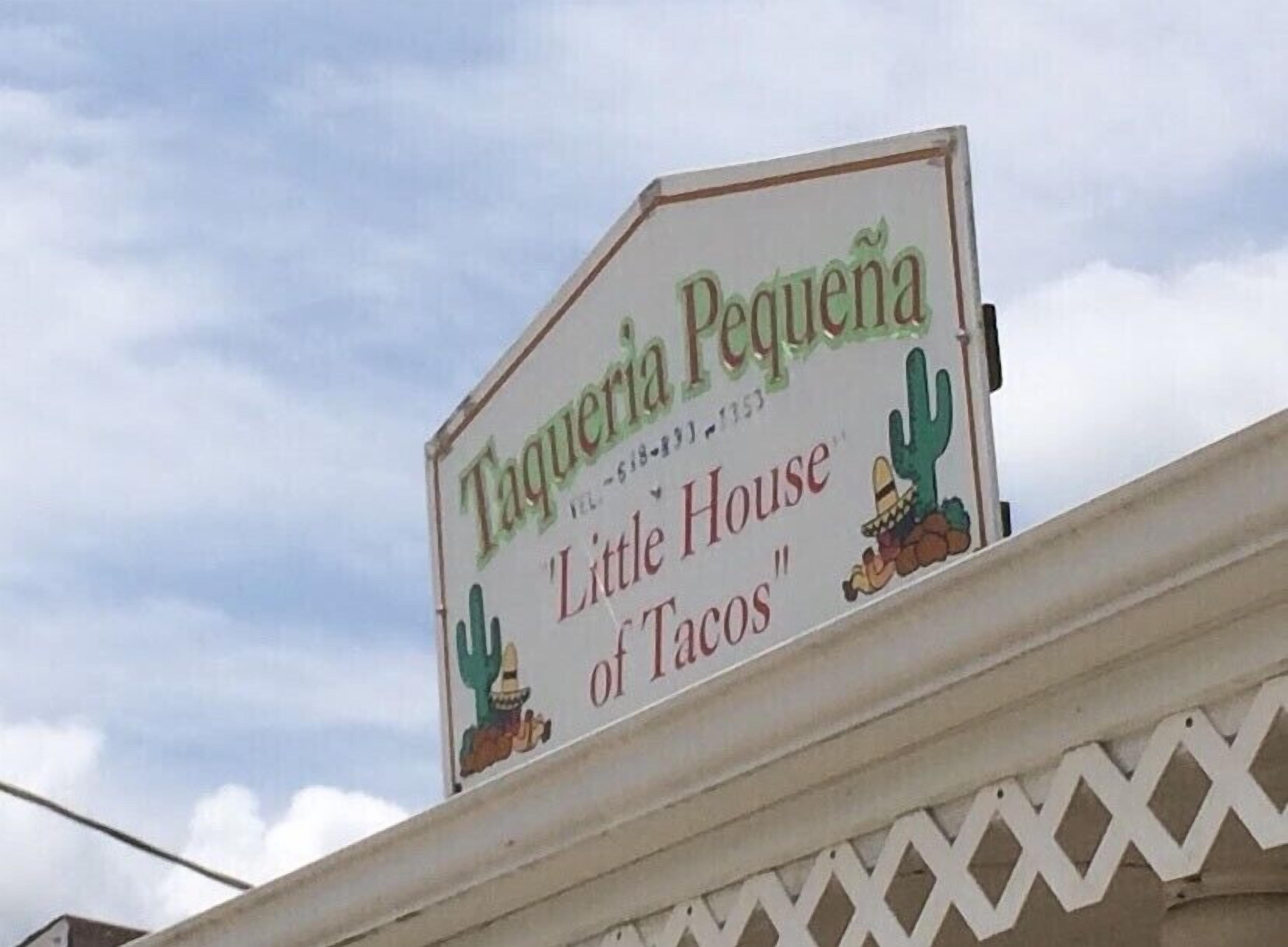 «Taqueria Pequeña» -niminen ravintola mainostaa kyltissään «Pieni tacojen talo» -konseptiaan.