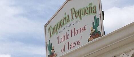 «Taqueria Pequeña» -niminen ravintola mainostaa kyltissään «Pieni tacojen talo» -konseptiaan.