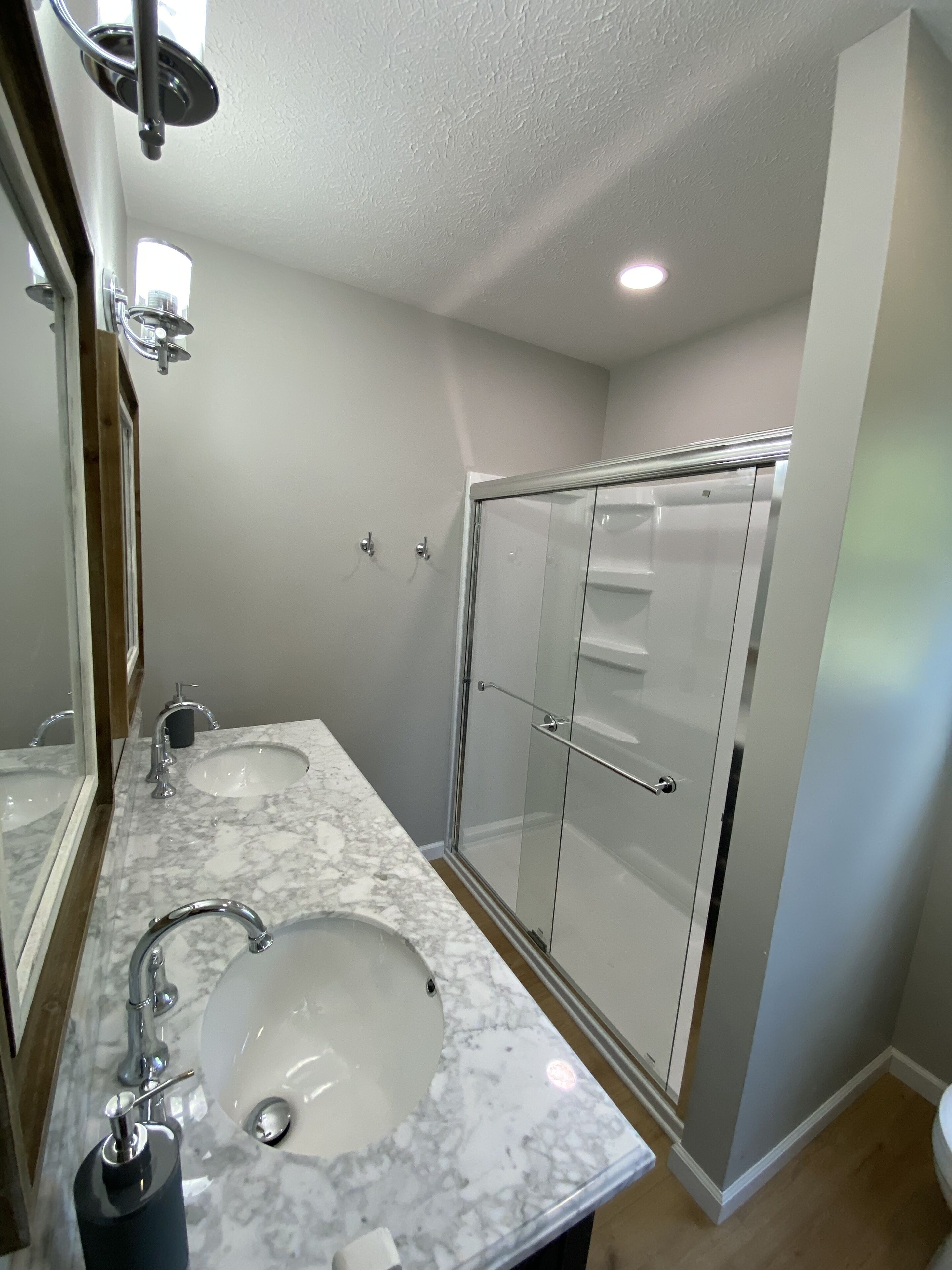 Douche, serviettes fournies, savon, papier toilette