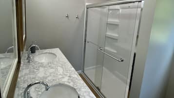 Douche, serviettes fournies, savon, papier toilette