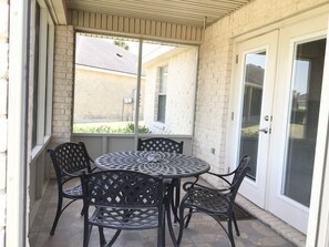 Outdoor dining - Sun-A-Holic- 59 AW (Laguna Vista)