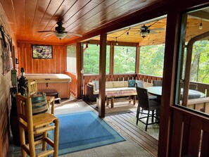 Outdoor dining - Cozy log cabin in peaceful seclusion close to everything 3br 3ba 150+5⭐️reviews (Sevierville)