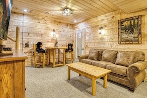A cozy room with wooden walls, a brown leather sofa, a wooden coffee table, and two chairs with black teddy bears. - MoreDISCOUNTS🌄
COZY PEACEFULSeclusionCLOSE to FUN 2BR+Loft 170+ 5 star Reviews (Sevierville)